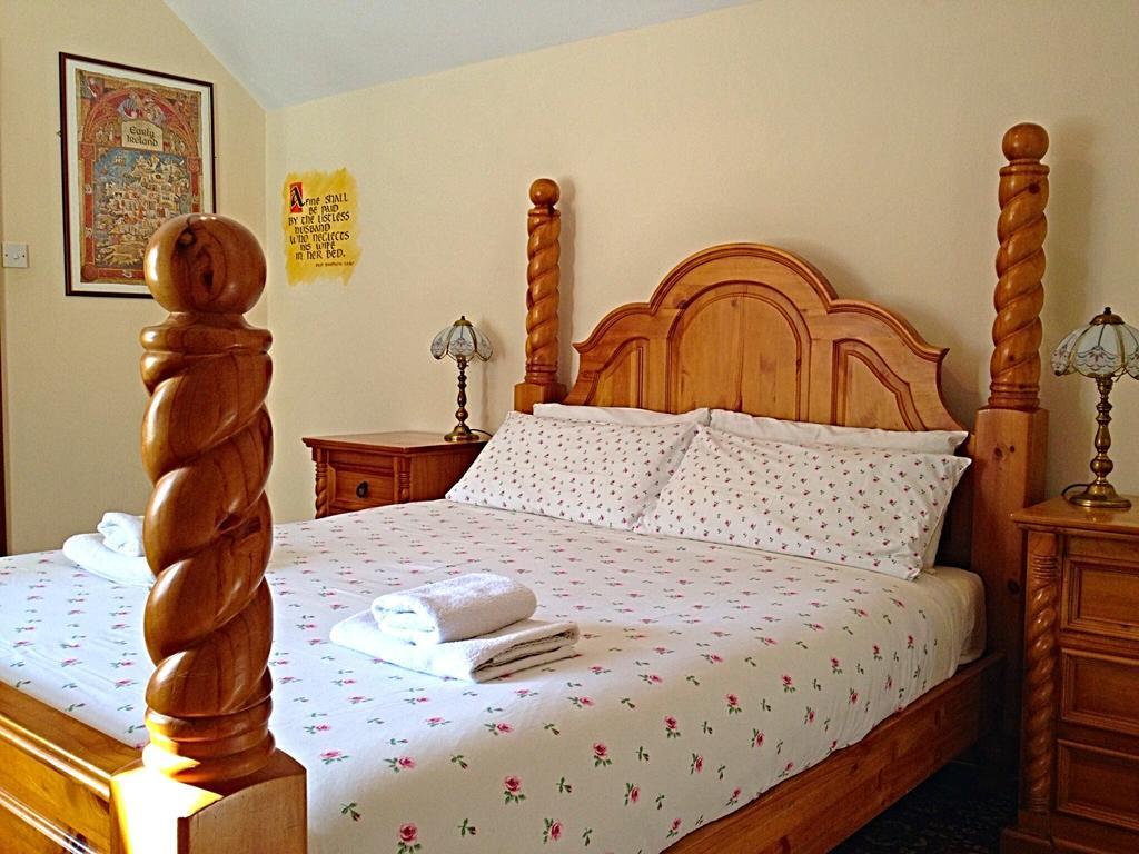 Cashel Town Center Inn Room photo